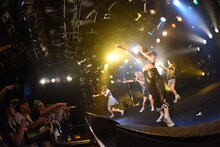 「ROCK UP!!! vol.01」でのベイビーレイズJAPANによるライブの様子。