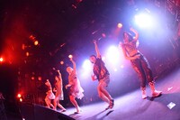 「ROCK UP!!! vol.01」でのベイビーレイズJAPANによるライブの様子。