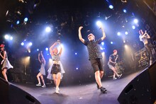 「世界はチャチャチャ！」を歌うベイビーレイズJAPAN、沢田チャレンジ。