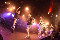 「世界はチャチャチャ！」を歌うベイビーレイズJAPAN、沢田チャレンジ。