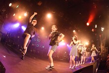 「世界はチャチャチャ！」を歌うベイビーレイズJAPAN、沢田チャレンジ。