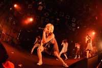 「ROCK UP!!! vol.01」でのベイビーレイズJAPANによるライブの様子。