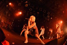 「ROCK UP!!! vol.01」でのベイビーレイズJAPANによるライブの様子。