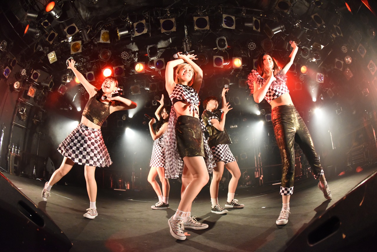 「ROCK UP!!! vol.01」でのベイビーレイズJAPANによるライブの様子。
