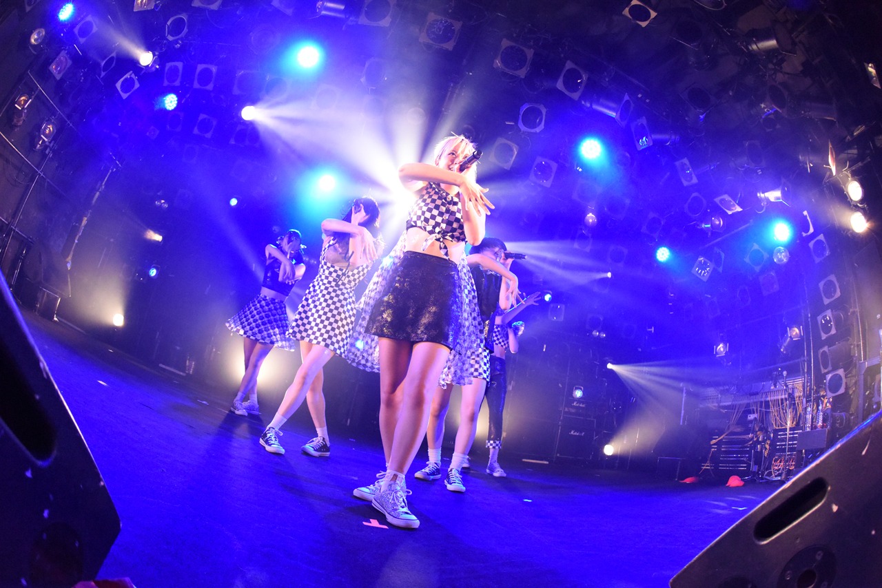 「ROCK UP!!! vol.01」でのベイビーレイズJAPANによるライブの様子。