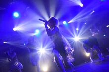 「ROCK UP!!! vol.01」でのベイビーレイズJAPANによるライブの様子。