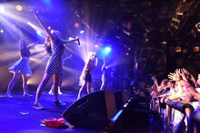 「ROCK UP!!! vol.01」でのベイビーレイズJAPANによるライブの様子。