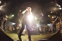 「ROCK UP!!! vol.01」でのザ・チャレンジによるライブの様子。