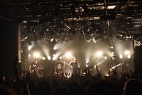 「ROCK UP!!! vol.01」でのザ・チャレンジによるライブの様子。