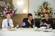 写真左より江角マキコ、長渕剛、柳葉敏郎。 (c)日本テレビ