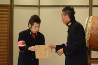 岡村隆史に板割りを伝授する長渕剛。 (c)日本テレビ