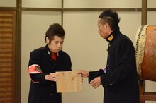 岡村隆史に板割りを伝授する長渕剛。 (c)日本テレビ