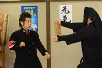 板割りに挑戦する岡村隆史。 (c)日本テレビ