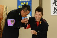 写真左より長渕剛、岡村隆史。 (c)日本テレビ