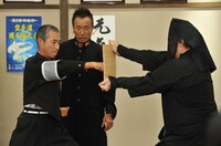 柳葉敏郎の板割りを見守る長渕剛。 (c)日本テレビ