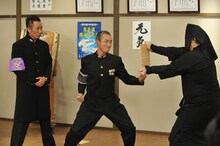 柳葉敏郎の板割りを見守る長渕剛。 (c)日本テレビ