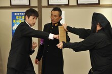 羽鳥慎一に板割りの指導を行う長渕剛。 (c)日本テレビ