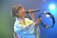 浴衣姿でタンバリンを鳴らしながら歌う星野みちる。