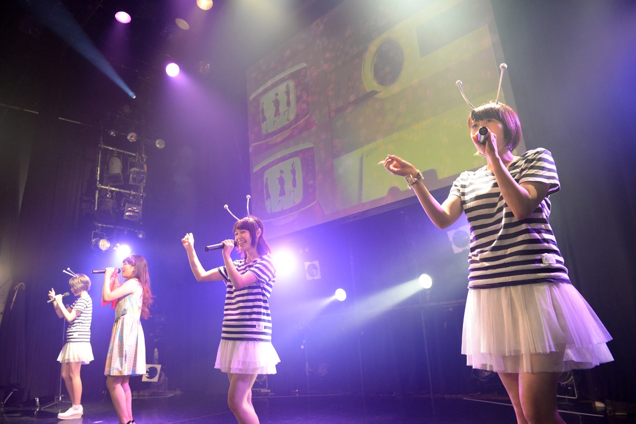 「アイドルばかり聴かないで」を歌うNegiccoと星野みちる（左から2番目）。