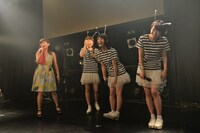 星野みちる（左端）からの突然のブッ込みに照れるNegicco。