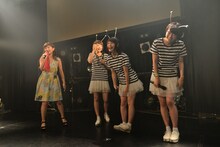 星野みちる（左端）からの突然のブッ込みに照れるNegicco。