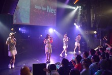 「アイドルばかり聴かないで」を歌うNegiccoと星野みちる（左から2番目）。