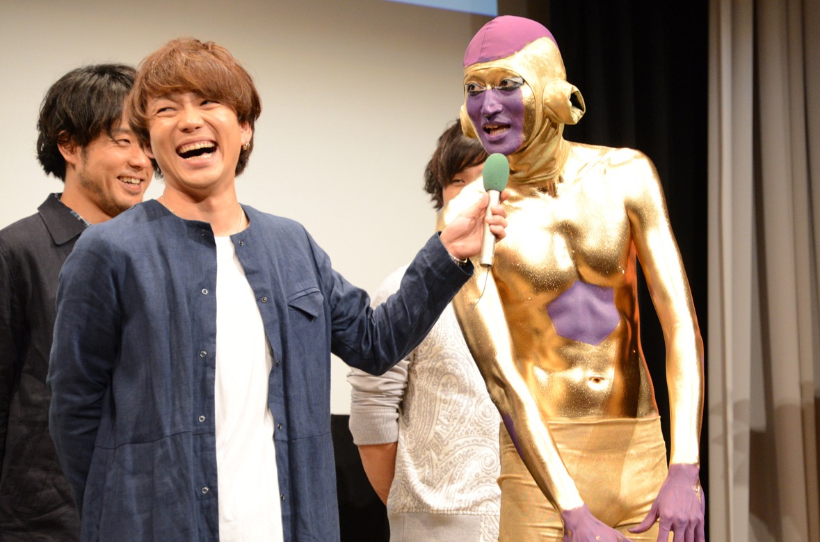左から金廣真悟、ゴールデンフリーザに扮したたなしん。