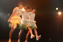 肩を組んでラインダンスするNegicco。