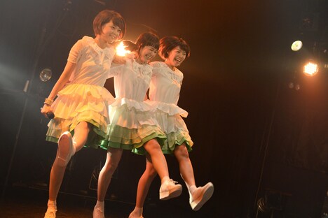 肩を組んでラインダンスするNegicco。