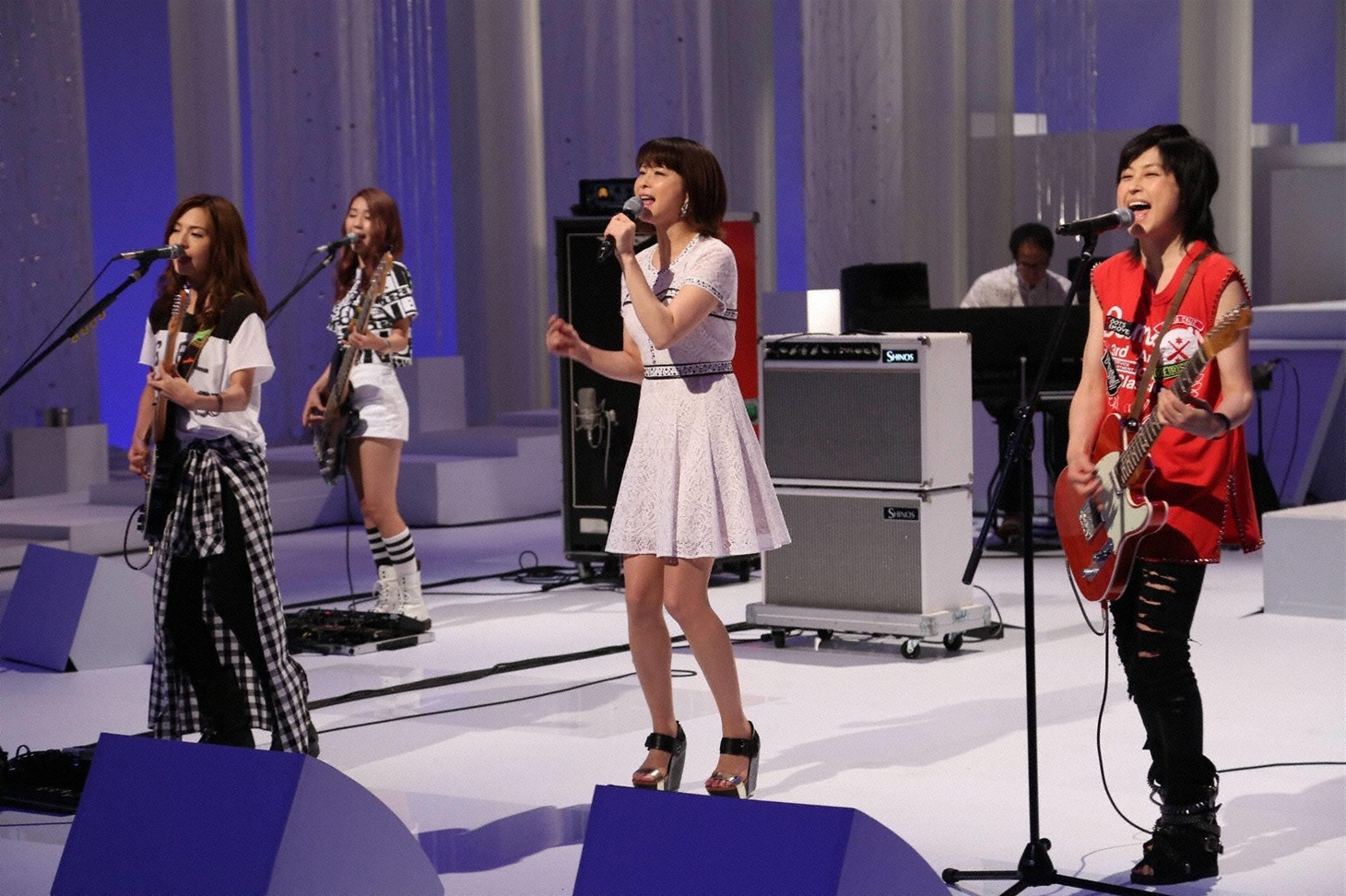 SCANDAL、森高千里、岸谷香。 (c)フジテレビ