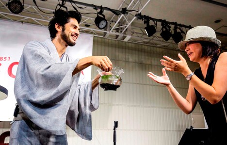 ファンと交流する平井堅。（撮影：渡邉一生）