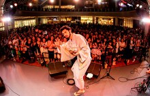 ファンと記念撮影をする平井堅。（撮影：渡邉一生）