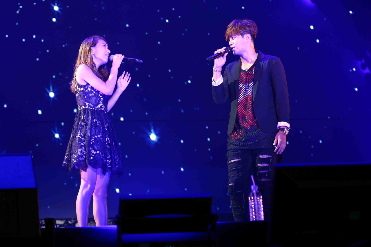 May J.とSHOW。（写真提供：エイベックス・ライヴ・クリエイティヴ）