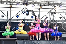 「シャンプーハット」を披露するチームしゃちほこ。（Photo by KEIKO TANABE）