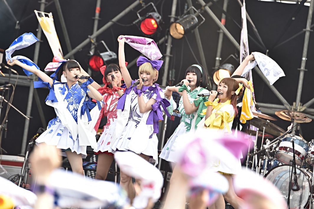 「おつかれサマー！」を披露するでんぱ組.inc。（Photo by KEIKO TANABE）