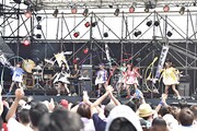 「でんでんぱっしょん」を披露するでんぱ組.inc。（Photo by KEIKO TANABE）