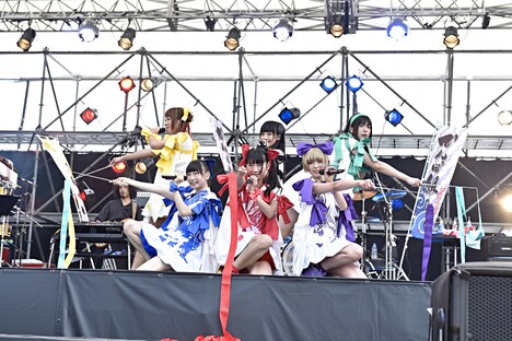 「でんでんぱっしょん」を披露するでんぱ組.inc。（Photo by KEIKO TANABE）