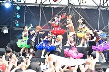 「女々しくて」を披露したゴールデンボンバーとチームしゃちほこ。（Photo by KEIKO TANABE）