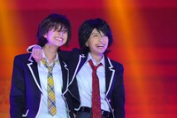 「青春アミーゴ」を歌う玉井詩織と百田夏菜子。（Photo by Ayumi Fujita）