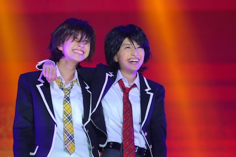 「青春アミーゴ」を歌う玉井詩織と百田夏菜子。(Photo by Ayumi Fujita)