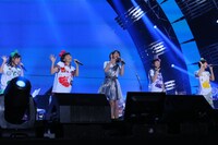 写真左より有安杏果、百田夏菜子、森高千里、高城れに、玉井詩織。（Photo by Ayumi Fujita）