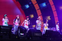 なぎら健壱とももいろクローバーZ。（Photo by Ayumi Fujita）