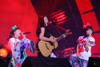 写真左より有安杏果、榊いずみ、百田夏菜子。（Photo by Ayumi Fujita）