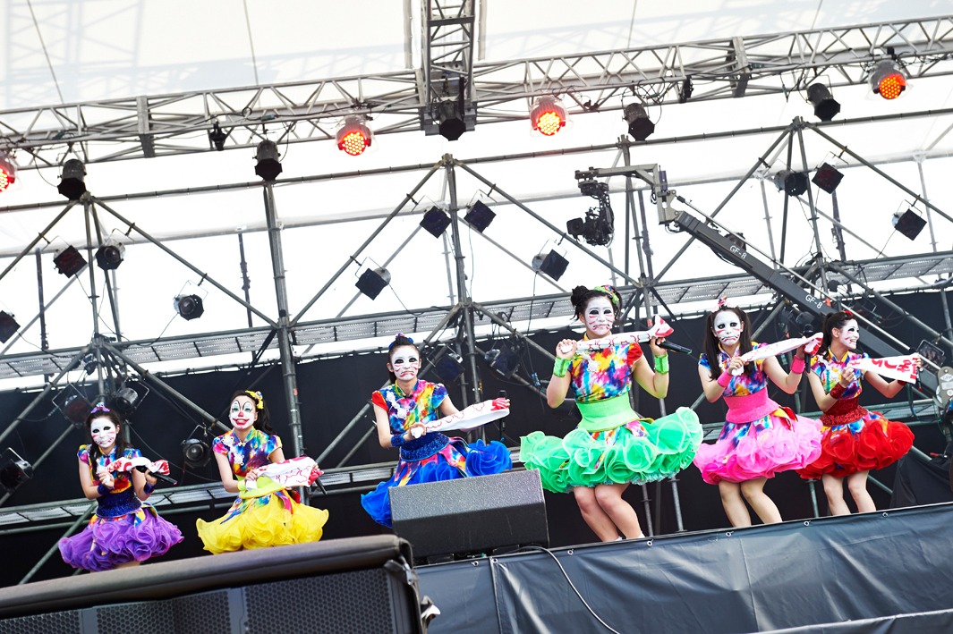 「JOINT」をパフォーマンスするチームしゃちほこ。（Photo by KEIKO TANABE）