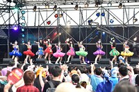 「抱きしめてアンセム」を歌い終えたチームしゃちほことゴールデンボンバー。（Photo by KEIKO TANABE）