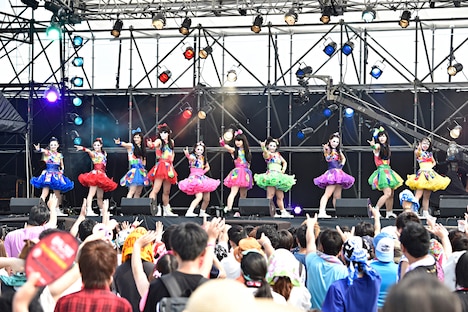 「抱きしめてアンセム」を歌い終えたチームしゃちほことゴールデンボンバー。（Photo by KEIKO TANABE）