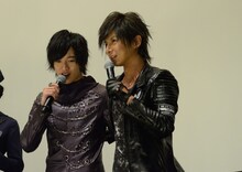 左から上遠野太洸、松岡充。