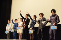 初日舞台挨拶の様子。