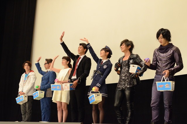 初日舞台挨拶の様子。
