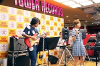 メロキュア「メロディック・スーパー・ハードキュア」発売記念インストアライブの様子。（写真提供：日本コロムビア）